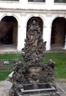 Brunnen mit der Jungfrau, Innenhof Loreto