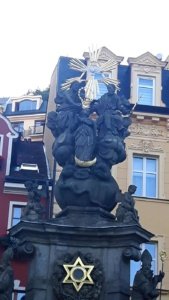 Brunnen-Maria-Schlange-Mond-Karlovy-Vary
